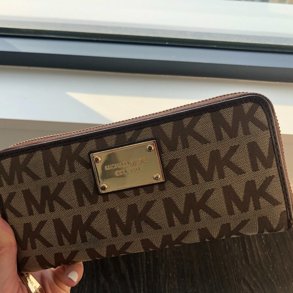 Michael Kors Large Jet Set Zip Around Wallet